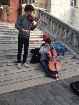 Os músicos na escadaria lateral da Catedral