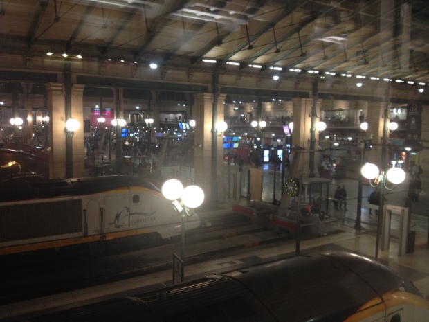 Vista dos trens que chegam à Paris, lá da sala de embarque.