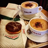 Compramos no mercado doughnuts Krip y Kreme e levamos no Cafe Costa pra tomar uns "baldes" de café junto!